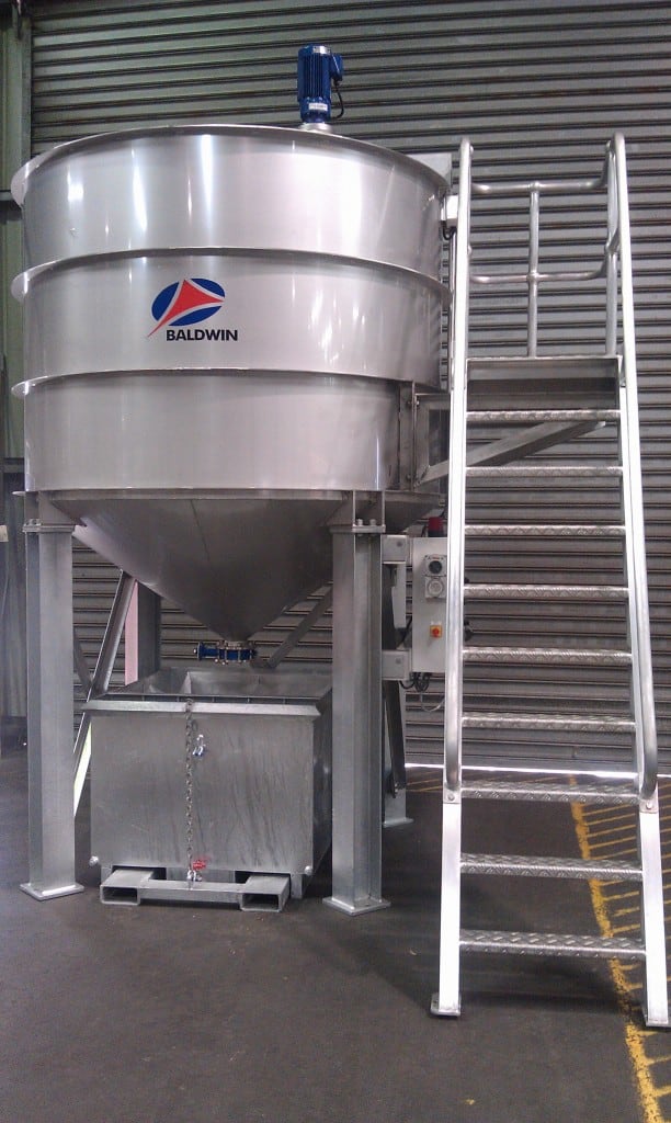 Clarifier to remove water from solids