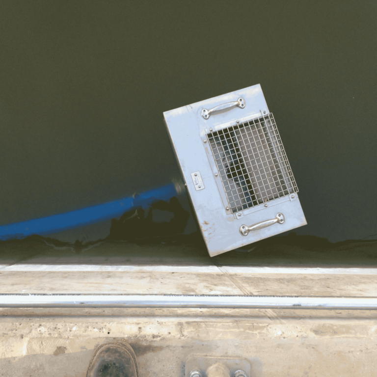 Floating oil skimmer Baldwin’s Skim-Pak Floating Oil Skimmer and Decanter products are engineered to surpass the basic functions of standard oil skimmers, all while maintaining a focus on efficiency.