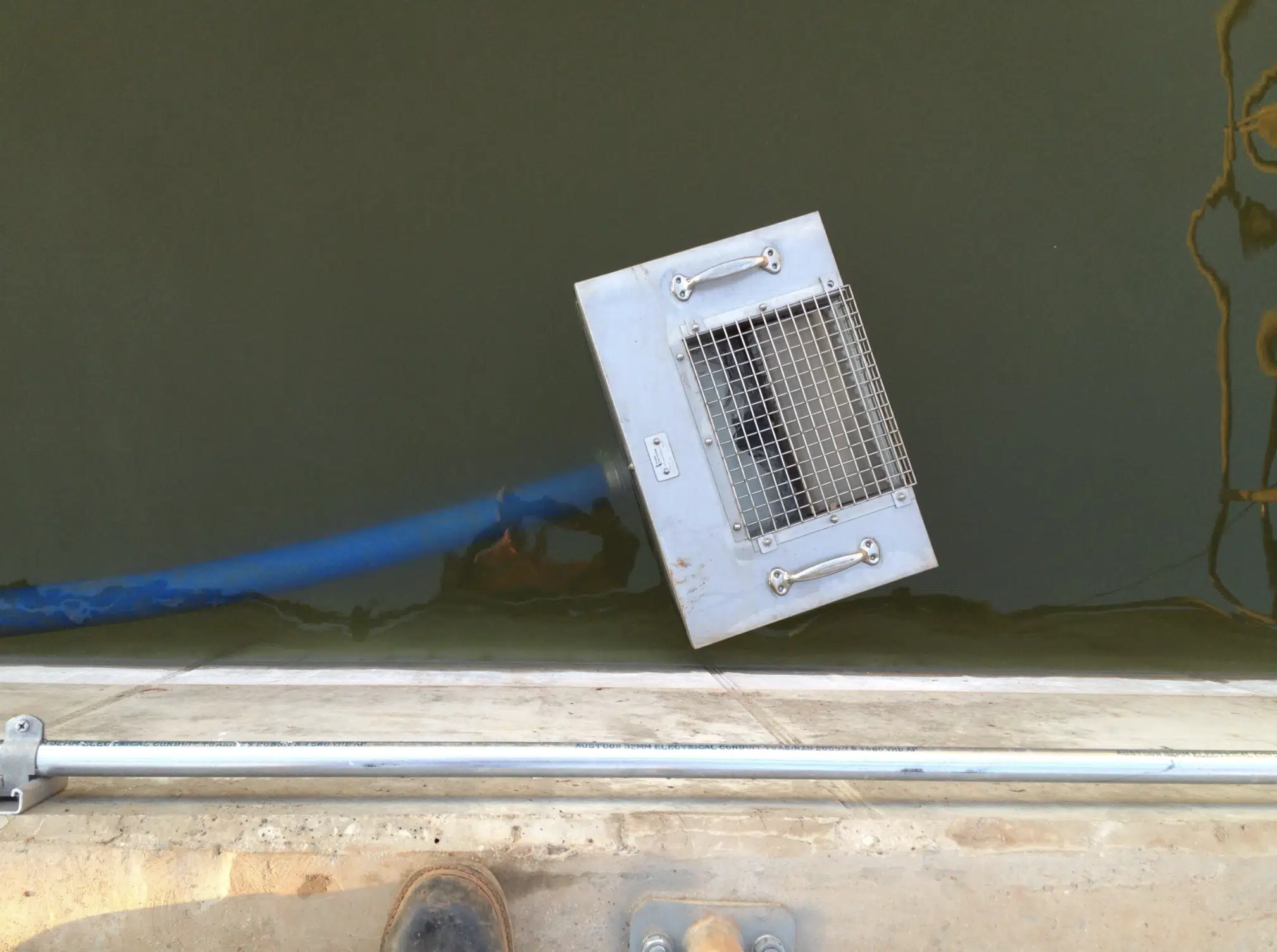 A floating oil skimmer should be high-quality, efficient, and designed to meet your specific wastewater treatment needs with strong oil skimming capacity.